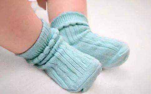 寶寶秋冬睡覺要不要穿襪子？兒科專家告訴你真相